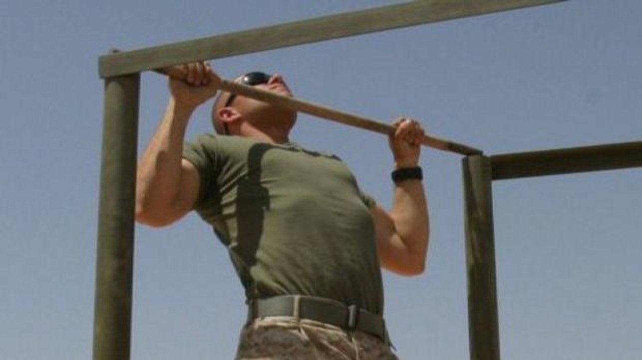 So macht ihr Klimmzüge wie ein Navy Seal!
