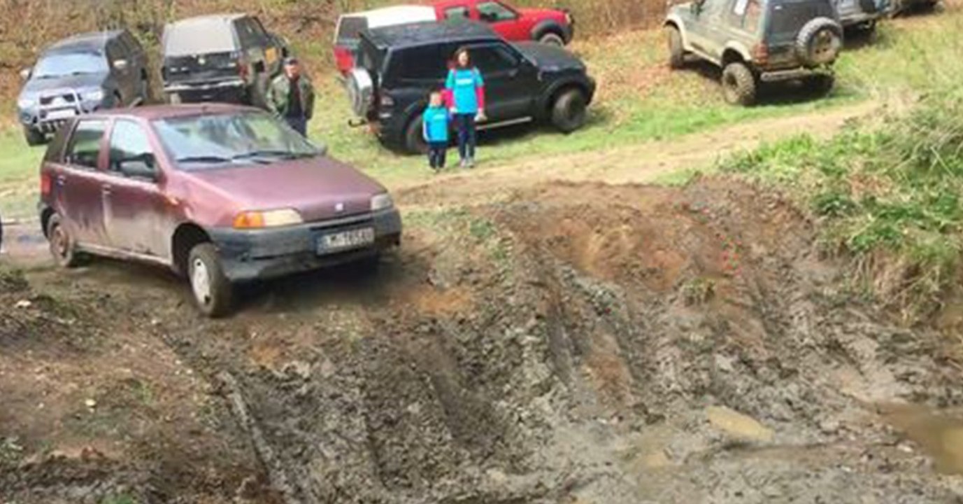 Fiat Punto wagt sich auf Offroad-Strecke