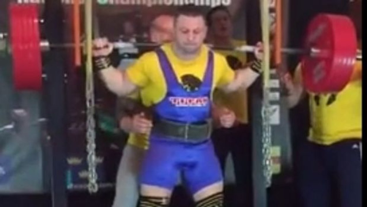 Aua! Mitten im Set renkt er sich beide Knie aus!