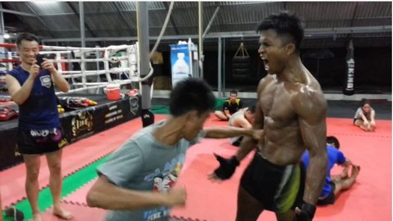 Dieser Mann hat so starke Bauchmuskeln, dass er als ein lebendiger Punching-Ball dienen kann