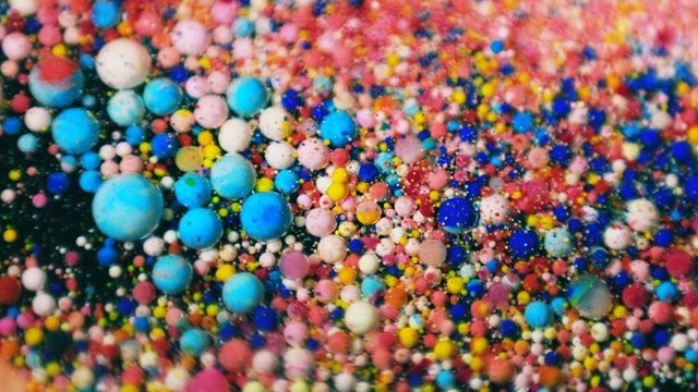 Les étonnantes interactions psychédéliques entre de l’huile, du savon et des encres colorées