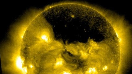 Un énorme trou coronal capturé à la surface du Soleil