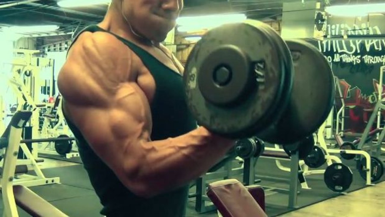 6 Übungen für den Bizeps und Trizeps im Fitnessstudio