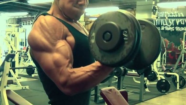 6 Übungen für den Bizeps und Trizeps im Fitnessstudio