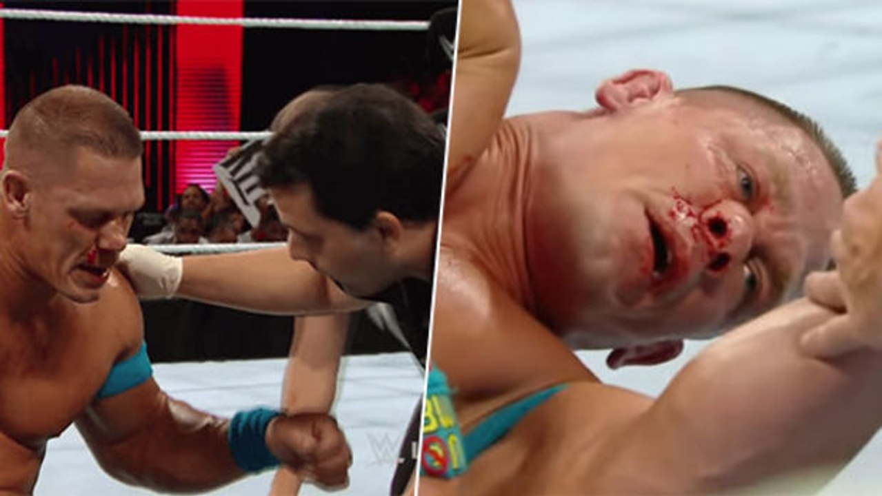 Seth Rollins bricht John Cena mitten im Kampf die Nase