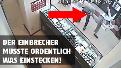 Ein Räuber geht K.O. durch einen Taekwondo-Tritt