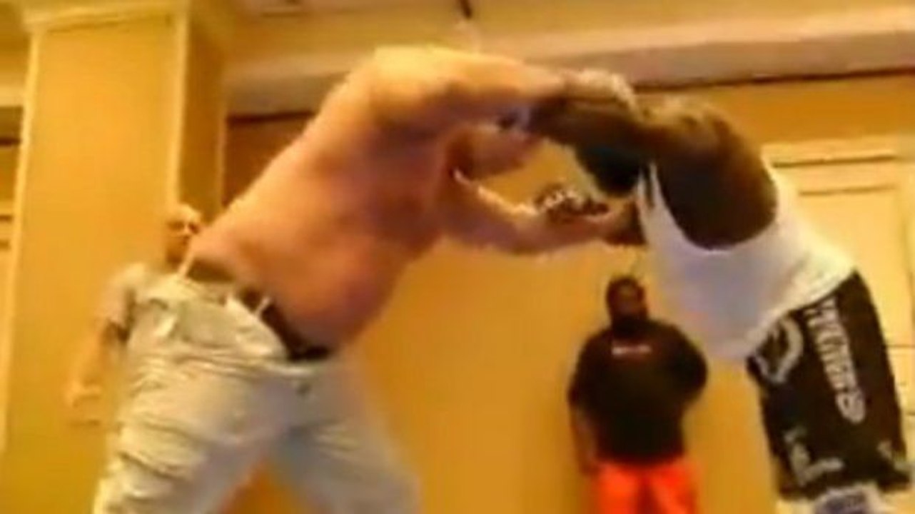 Kimbo Slice kämpft gegen seinen Bodybuilder-Leibwächter, wer wird gewinnen?