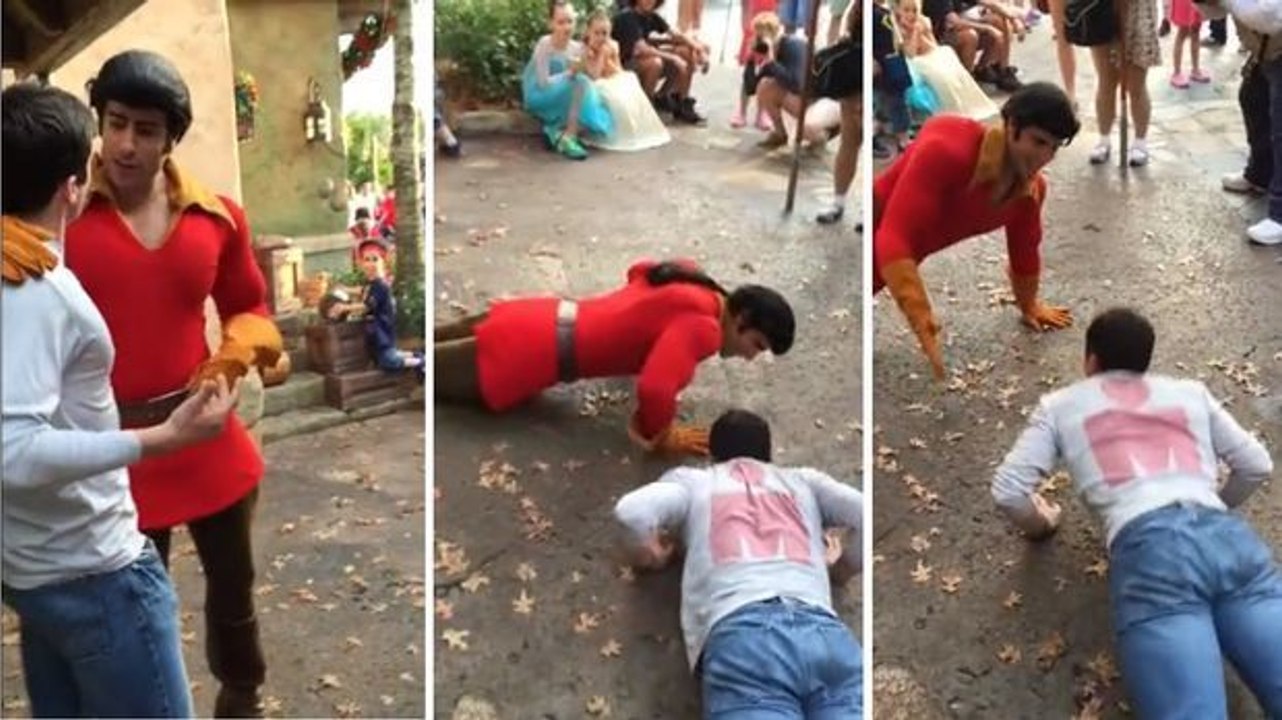 Er fordert Gaston aus „Die Schöne und das Biest“ zu einem Liegestütz-Wettbewerb heraus!