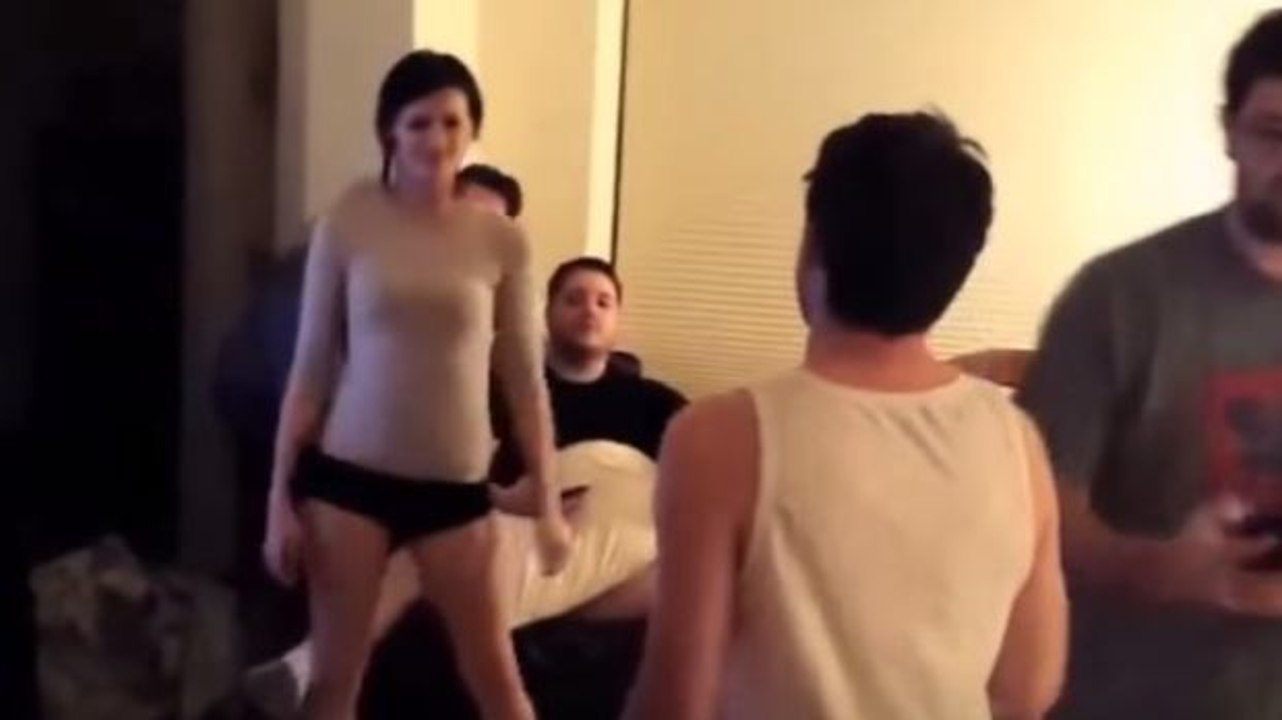 Dieser Mann fordert eine außergewöhnlich hübsche Jiu-Jitsu-Kämpferin heraus