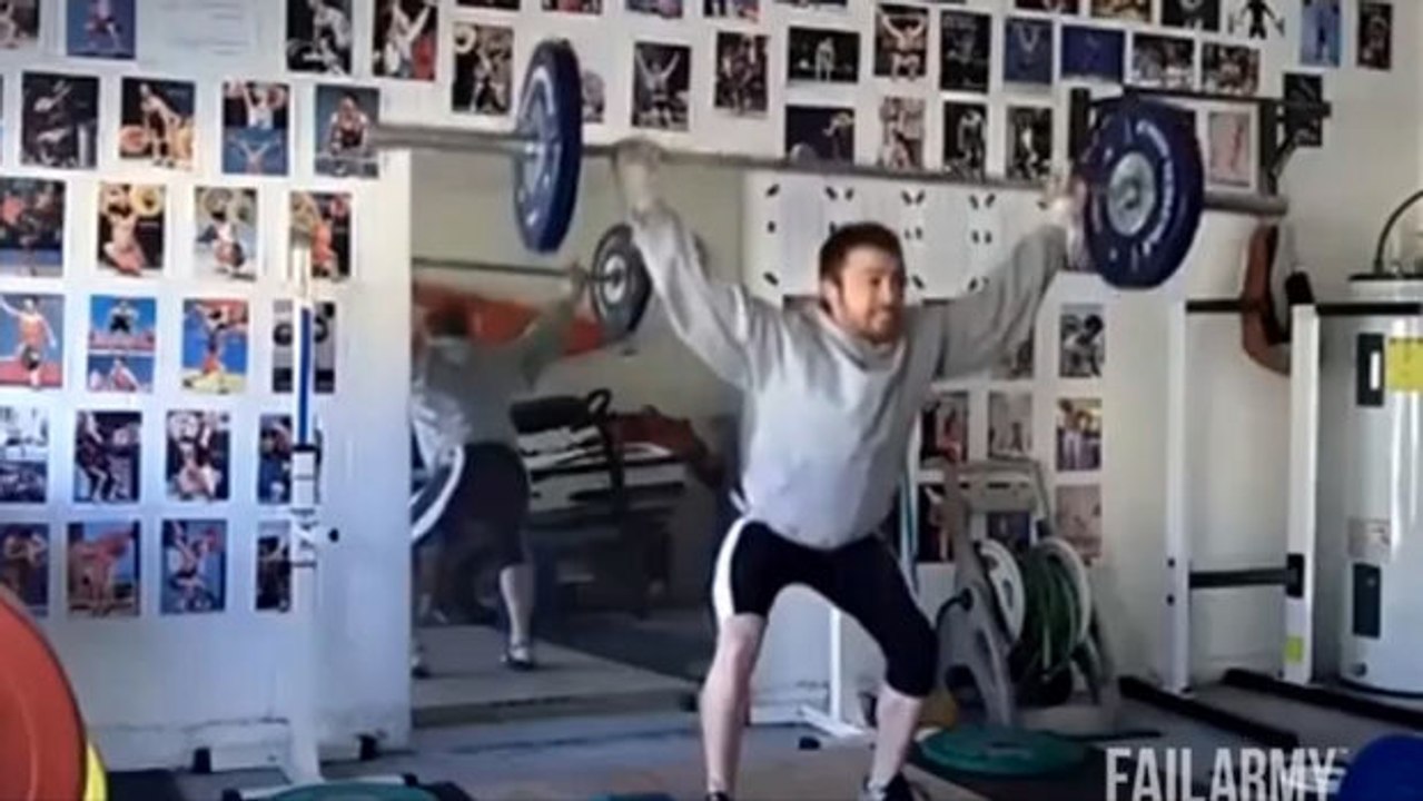 Fail: Beim Hanteltraining zerstört er auf ganz dumme Art seinen Spiegel