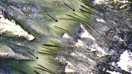 De l'eau liquide coule t-elle sur Mars ?