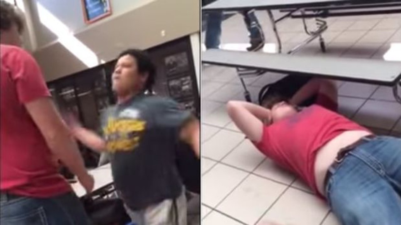 Dieser brutale Kerl wird von einem kleineren Studenten verprügelt