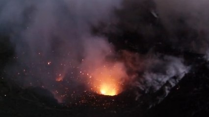 Une éruption volcanique filmée en gros plan par un drone