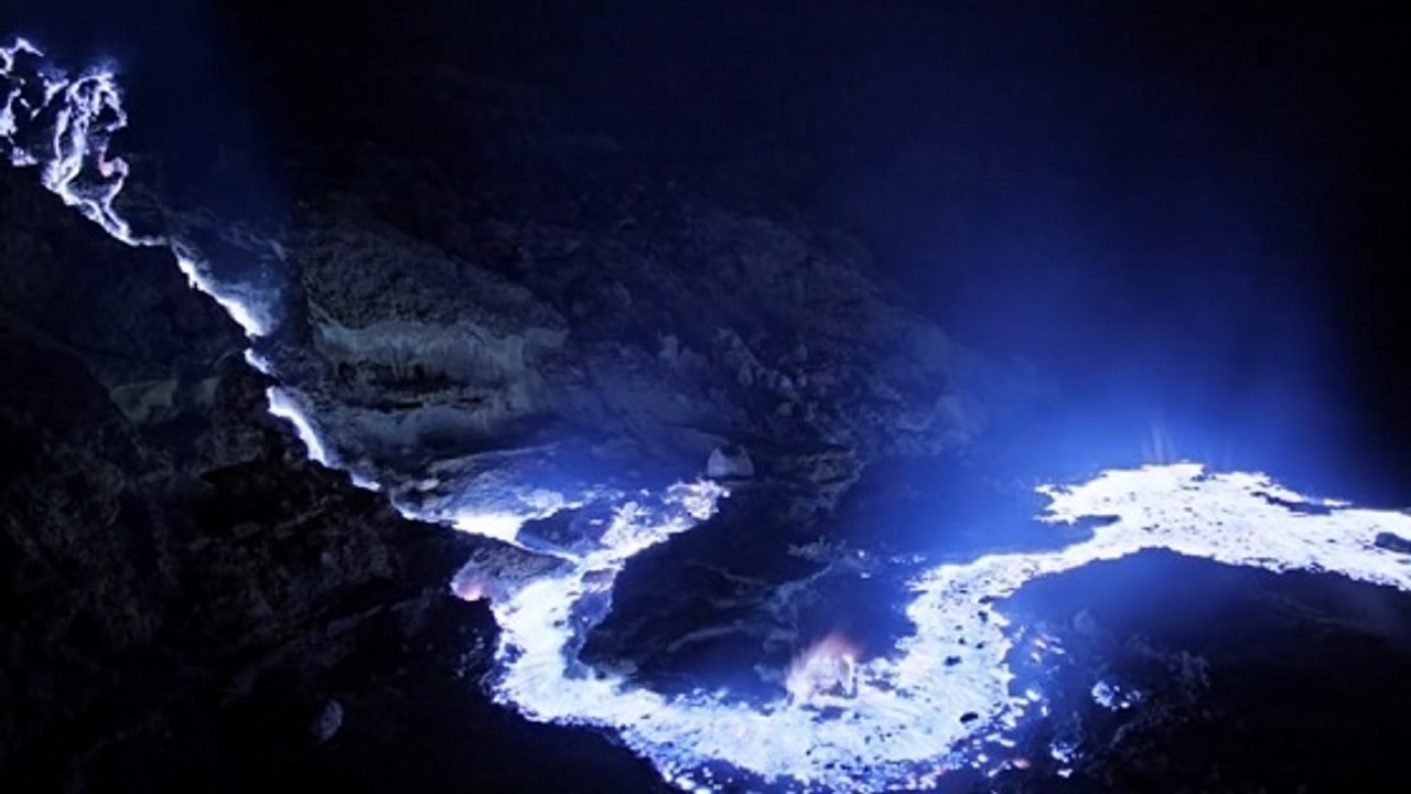 Kawah Ijen, un étonnant volcan qui laisse échapper de la ''lave bleue''