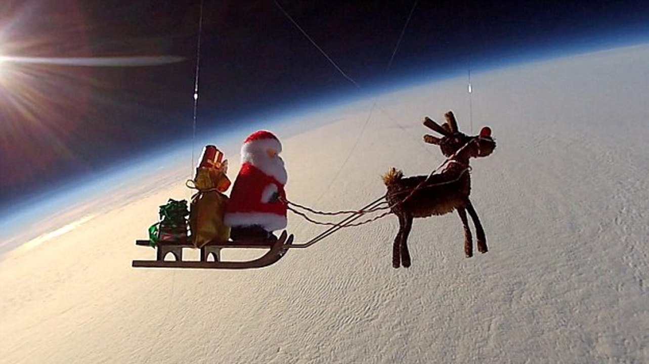 Quand le Père Noël s'entraîne pour sa grande nuit dans... la stratosphère