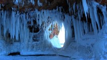 Découvrez le splendide spectacle des grottes glacées des îles des Apôtres