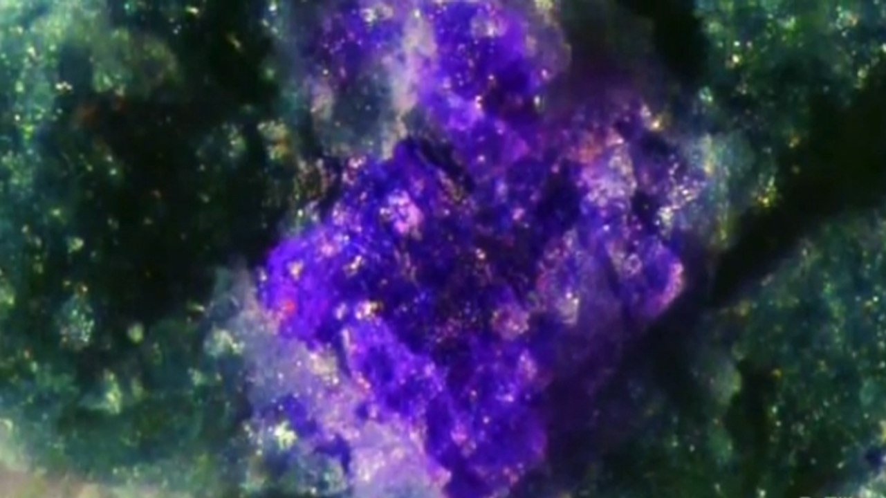 Putnisite, un minéral inconnu découvert dans de la roche en Australie
