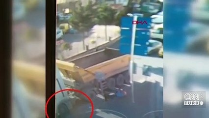 Anne ve çocukları, hafriyat kamyonunun altında kaldı