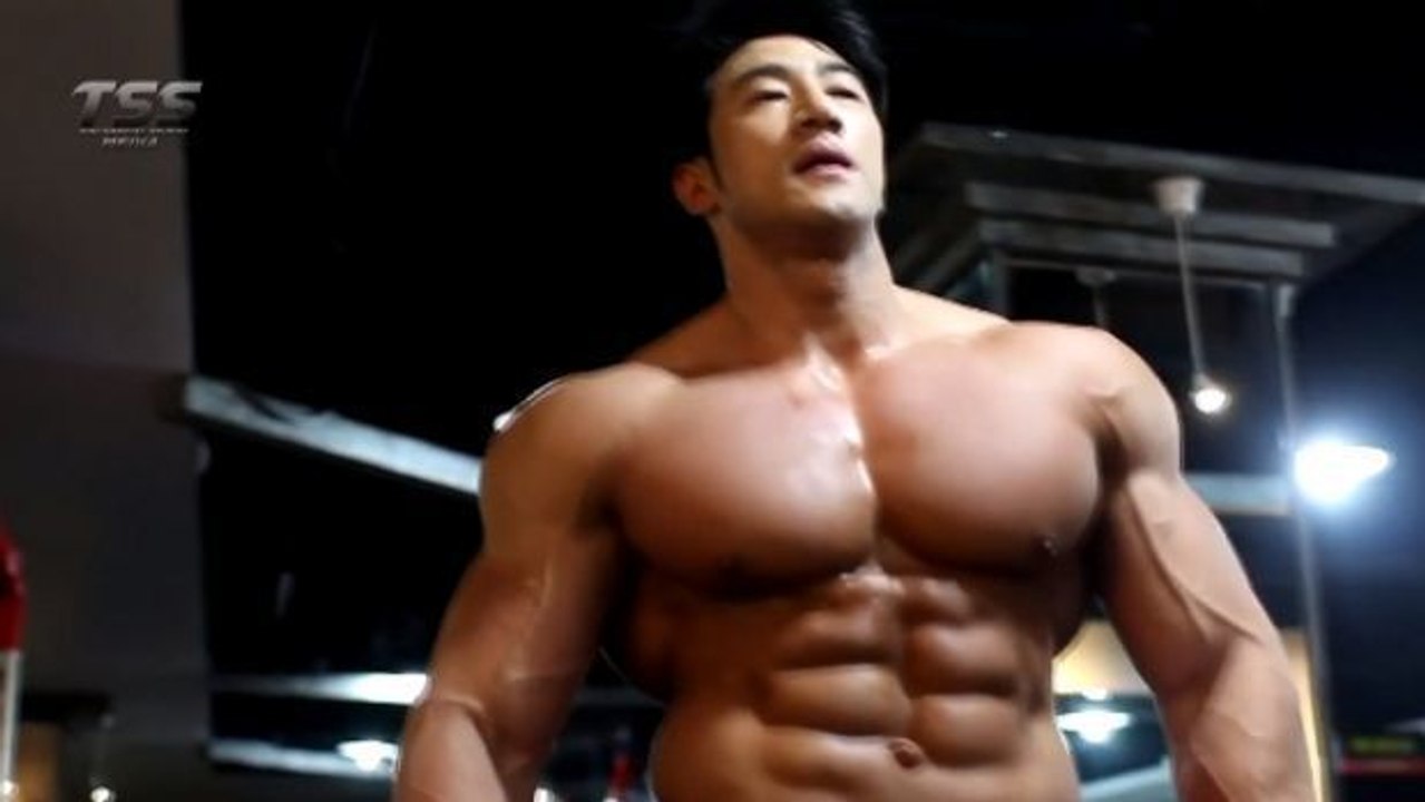 Sehen sie das verrückte training von hwang chul soon