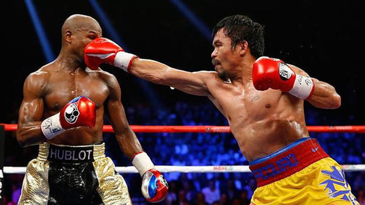 Manny Pacquiao verpasst Floyd Mayweather einen brutalen Schlag