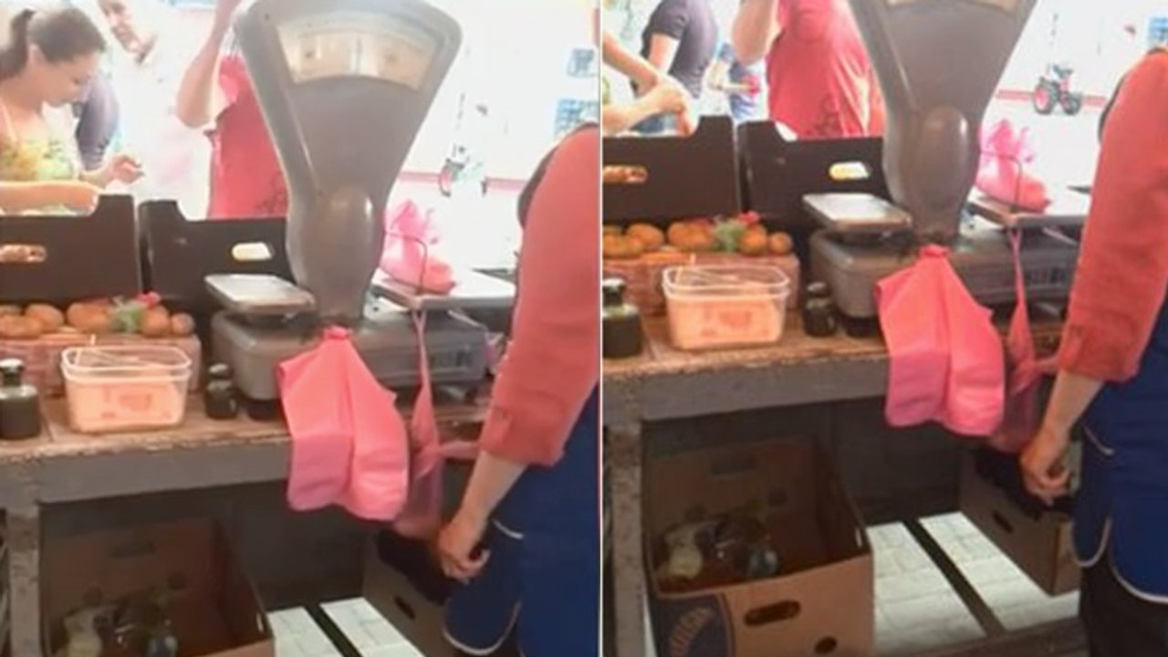 Verkäuferin wiegt scheinbar die Ware: Doch wie sie in Wahrheit die Kunden betrügt, ist richtig dreist