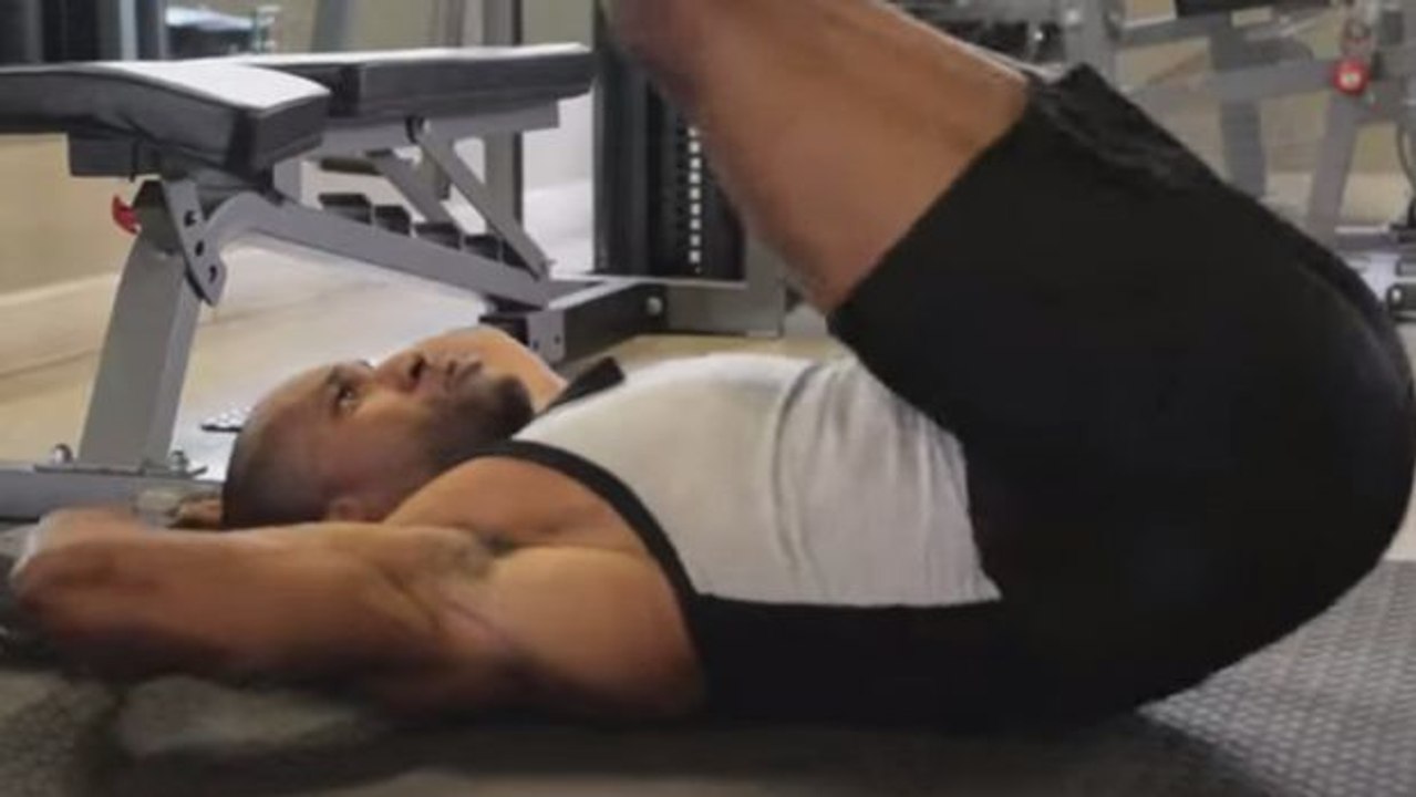 Bauchmuskelübung: Dragon Flag von Bruce Lee