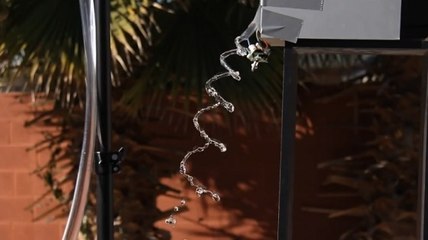 Une expérience étonnante pour faire couler de l'eau en zig-zag