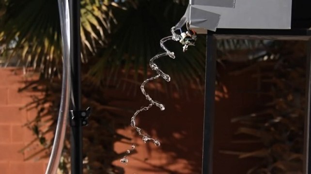 Une expérience étonnante pour faire couler de l'eau en zig-zag