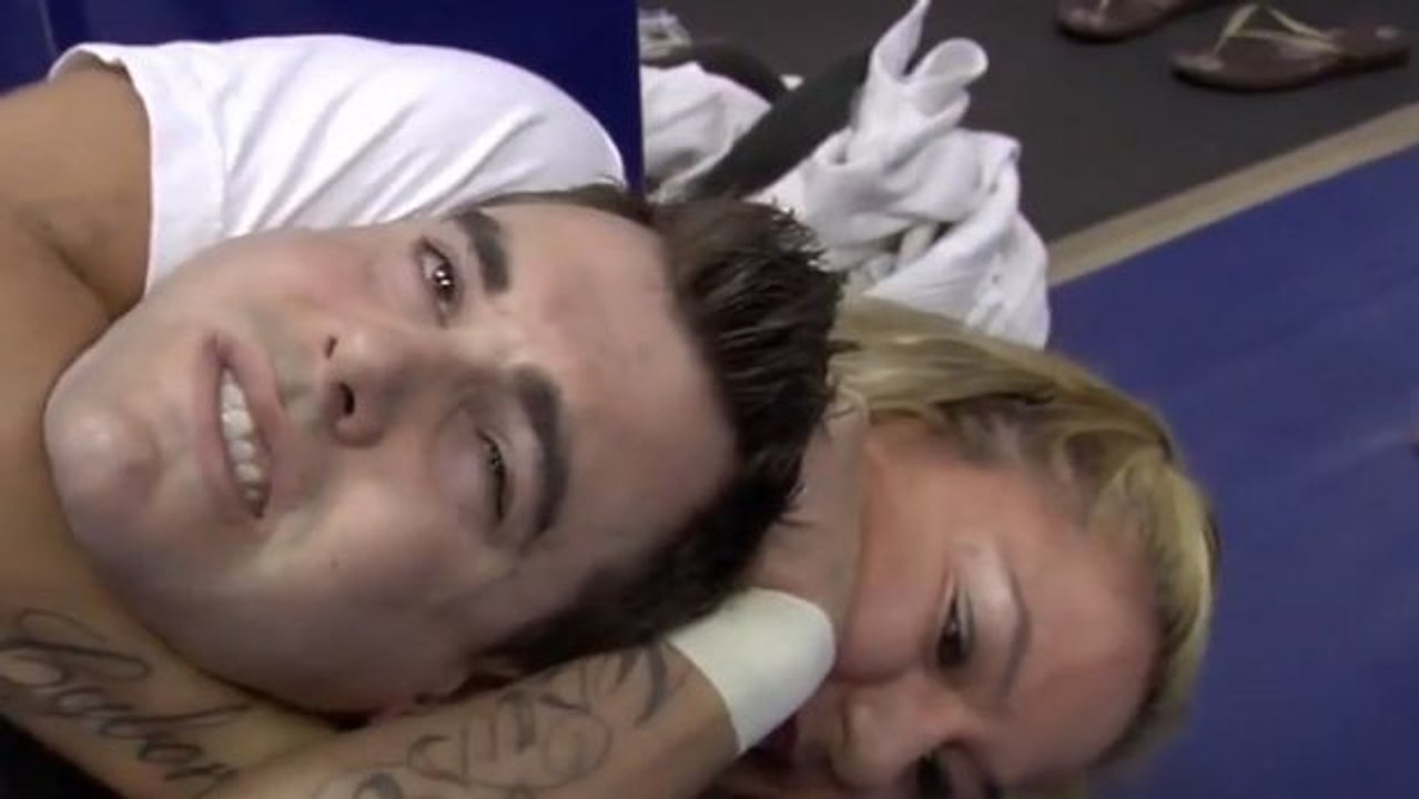 MMA: Diese Kämpferin erwürgt einen Journalisten innerhalb von 3 Sekunden