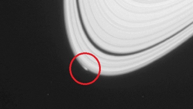 La naissance d'une nouvelle lune de Saturne observée par Cassini ?