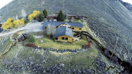 Un glissement de terrain coupe une maison en deux aux Etats-Unis