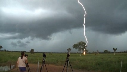 Un éclair s'abat juste à côté de photographes en Australie