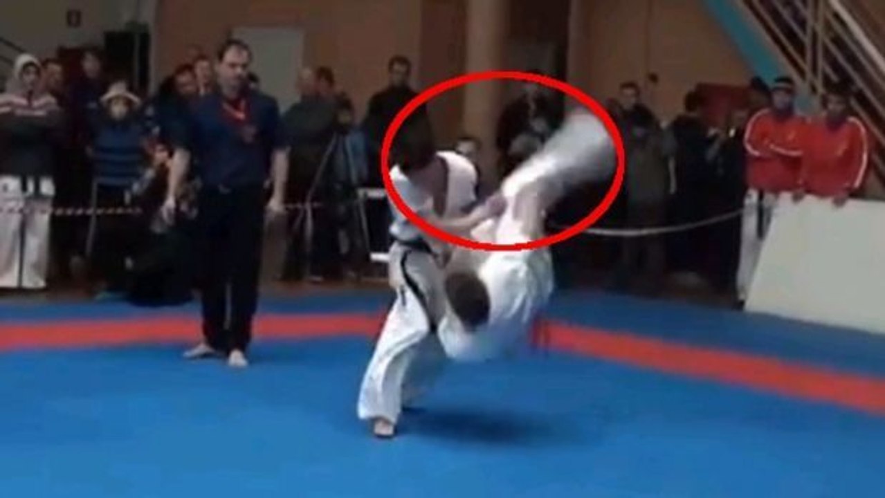 Dieser Karatekämpfer verpasst seinem Gegner einen gewaltigen K. o.