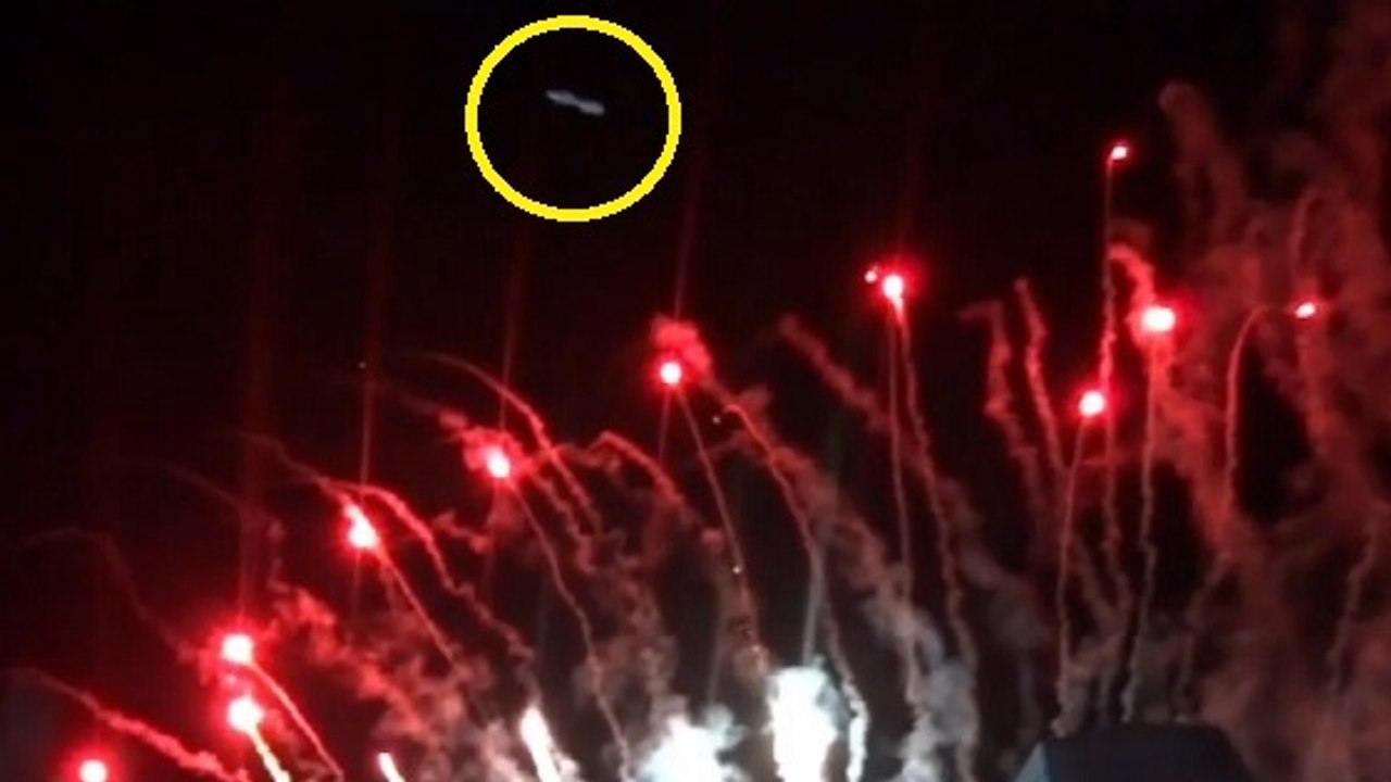 Un météore traverse un feu d'artifice