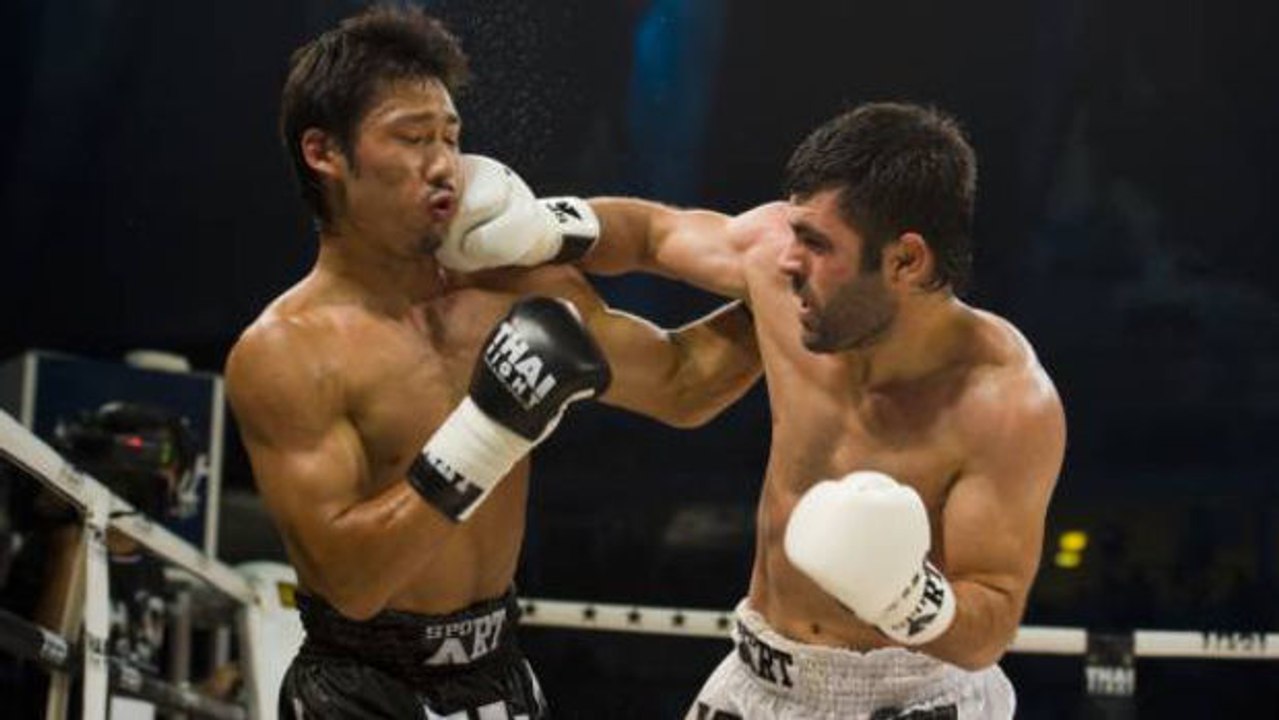 Muay Thai: Täuschungsmanöver mit der entgegengesetzten Hand