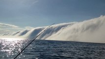 Un énorme mur de  brouillard se forme sur le lac Michigan