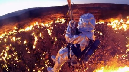 Un explorateur descend dans les flammes de la 'Porte de l'Enfer'