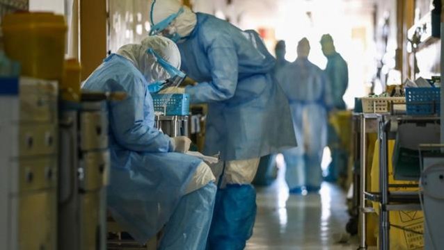 Türkiye'de günlük koronavirüs vaka sayısı salgının başından beri ilk kez 100 binin üstüne çıktı