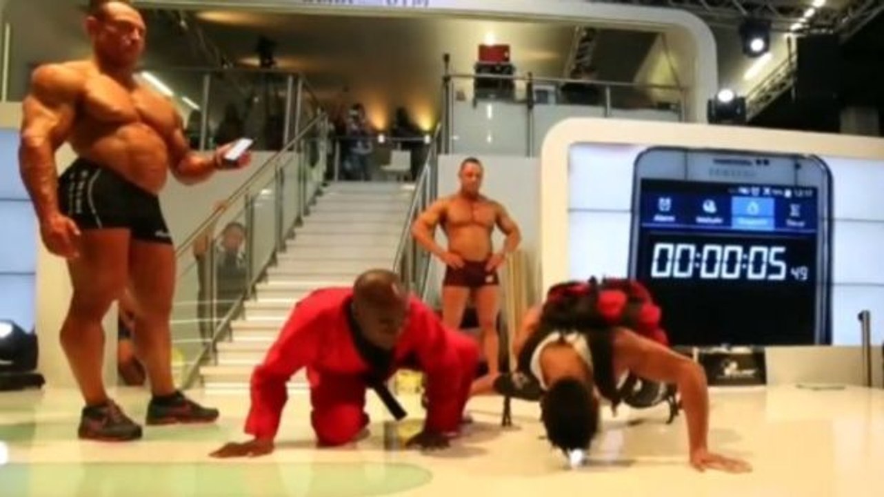 Rekord! Die meisten einhändigen Liegestütze in nur einer Minute bei einem Zusatzgewicht von 20 Kg
