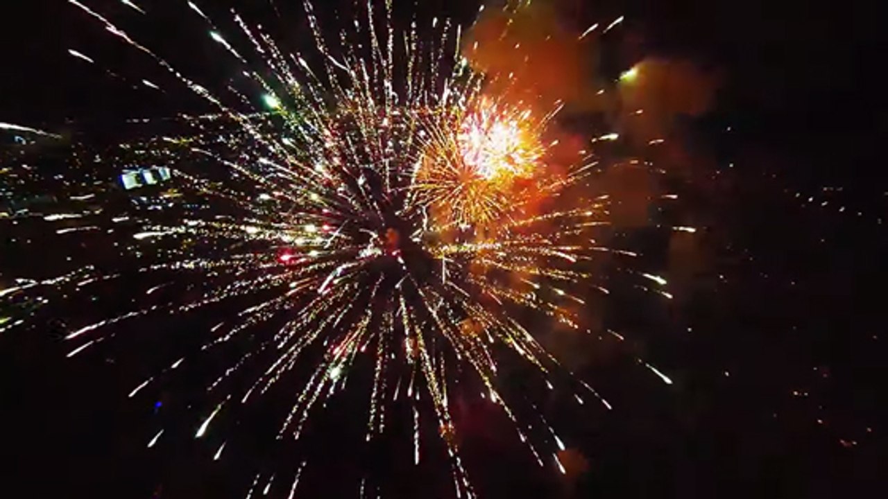 Le coeur d'un feu d'artifice filmé comme jamais grâce à un drone