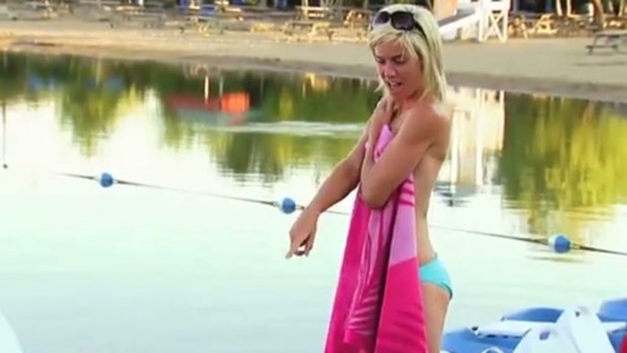 Bikini-Schönheit spielt den Männern am Strand einen fiesen Streich