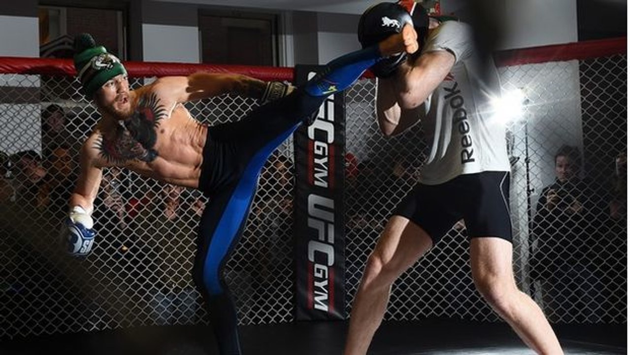 Conor McGregor zeigt sein Kickbox-Talent beim Training