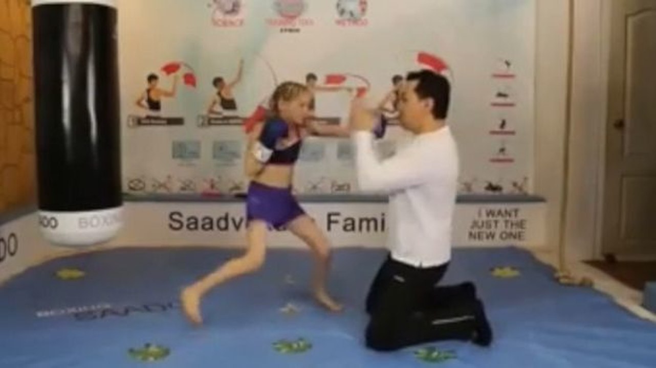 Beeindruckende Boxdemonstration dieses 8-jährigen Mädchens