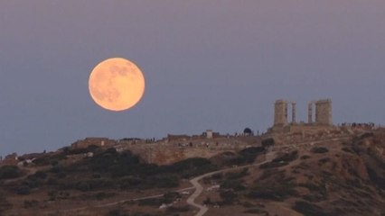 Une super Lune a illuminé le ciel nocturne à travers le monde