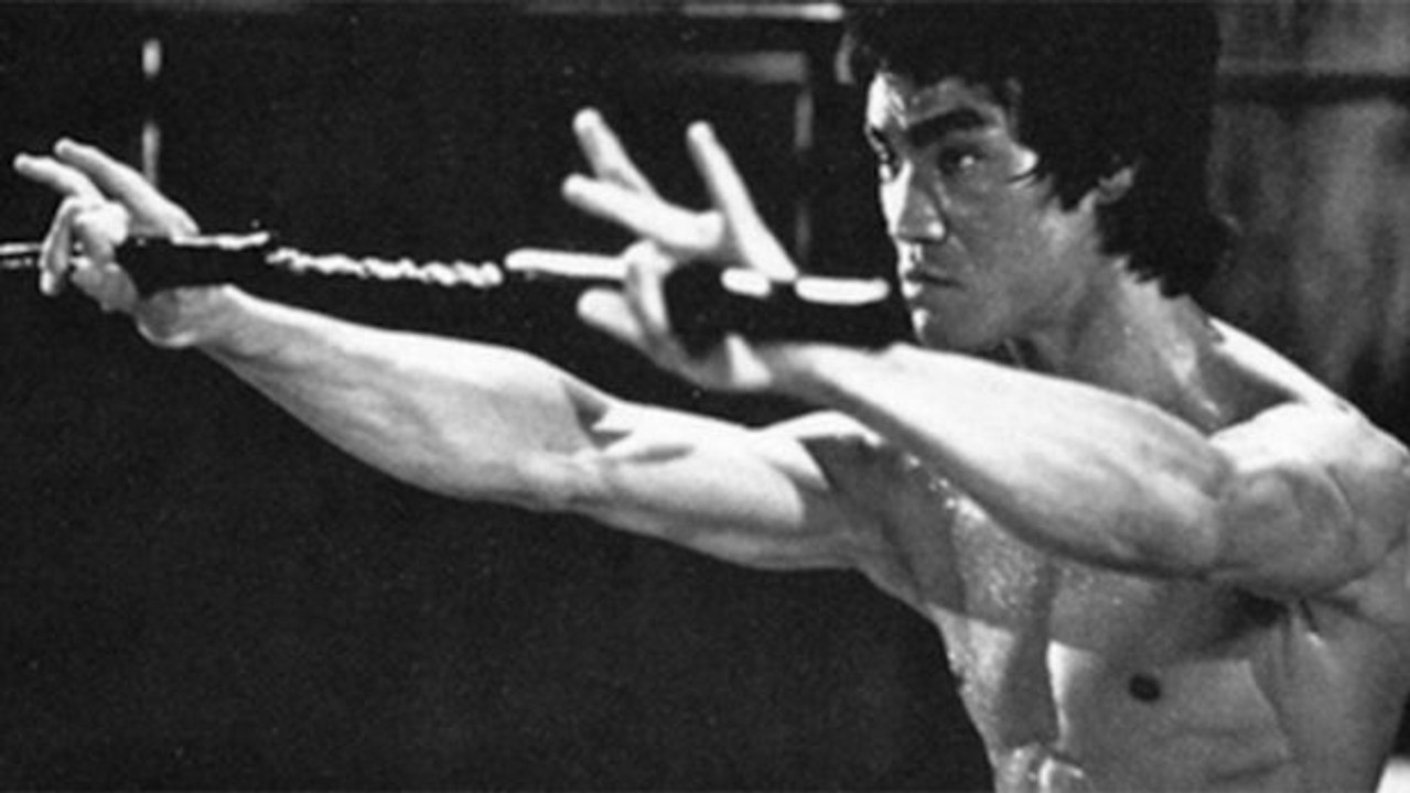 Bruce lee zündet streichhölzer mit einem nunchaku an