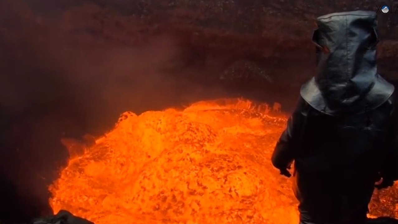 Des explorateurs filment l’intérieur d’un cratère en pleine éruption au Vanuatu