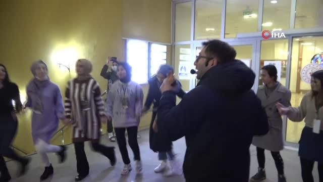 Üniversite öğrencilerine 'hamsi şöleni'- 2 saatte 100 kilogram hamsi yediler