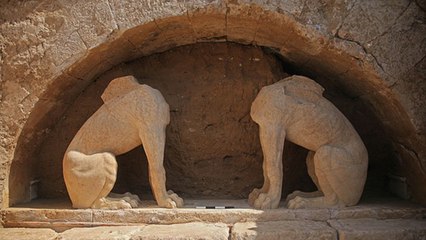 Deux sphinx sans tête émergent d'un gigantesque tombeau découvert en Grèce
