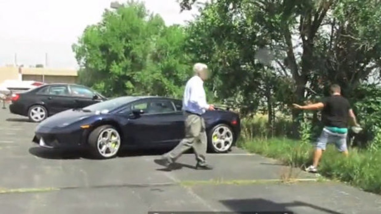 Sie spielen einem Lamborghini-Fahrer einen Streich, werden es aber schnell bereuen...