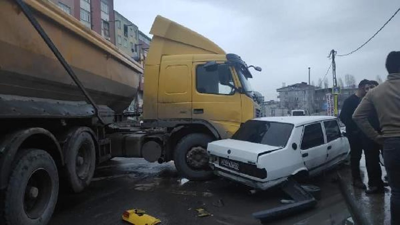 Son dakika: SULTANGAZİ'DE HAFRİYAT KAMYONU OTOMOBİLE ÇARPTI, KALDIRIMDA YÜRÜYEN YAYA ÖLÜMDEN DÖNDÜ